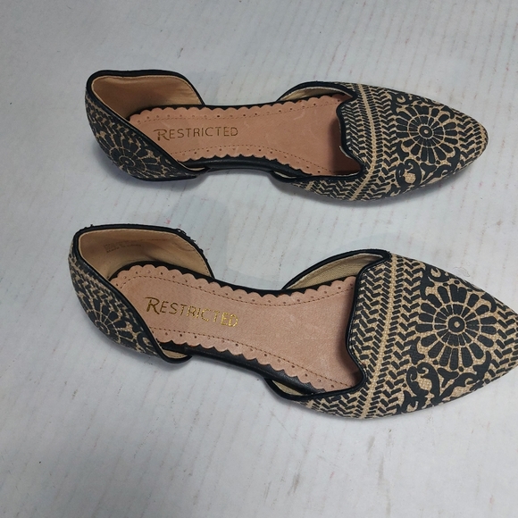 RESTRICTED Black and Brown Slip-on Leather Sandals Size 6 - Picture 2 of 11